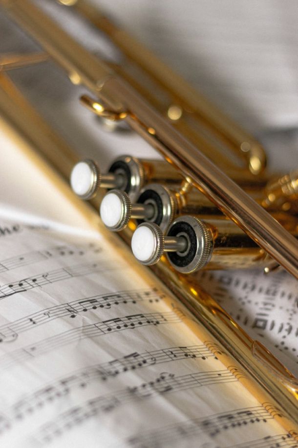 Trompete auf einem Notenblatt