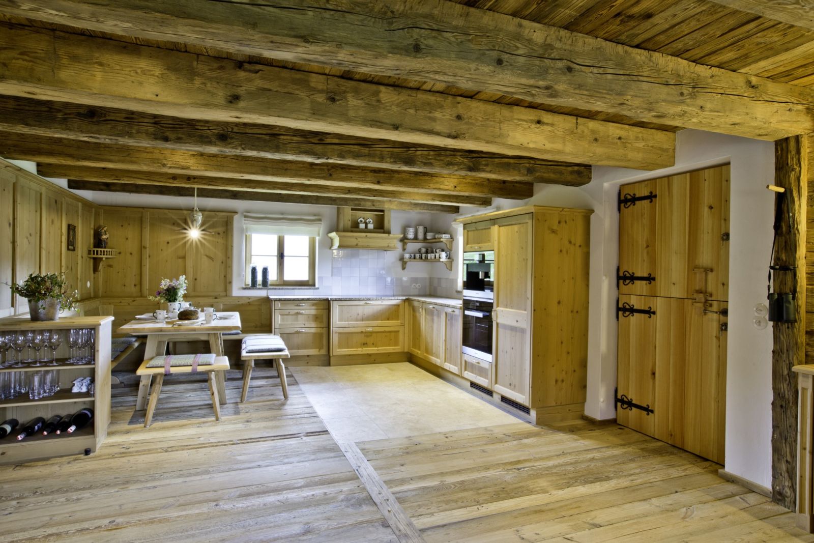 Holzstube mit Küche und großem Esstisch auf der Martenalm