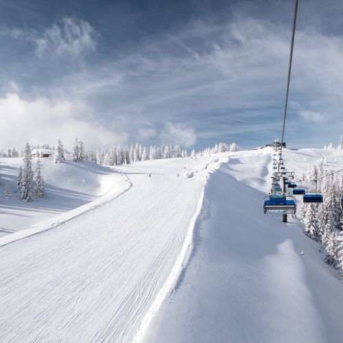 Gondelbahn über einer frisch präparierten Skipiste