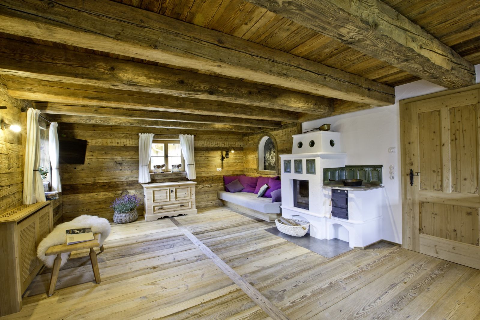 Kachelofen und Wohnbereich im Chalet Martenalm