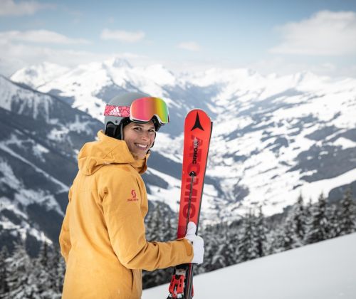 Wintersportler mit Ski und Helm auf der Piste