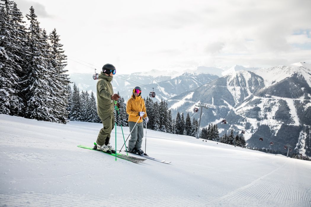 Skifahrer mit Blick auf die verschneite Bergwelt