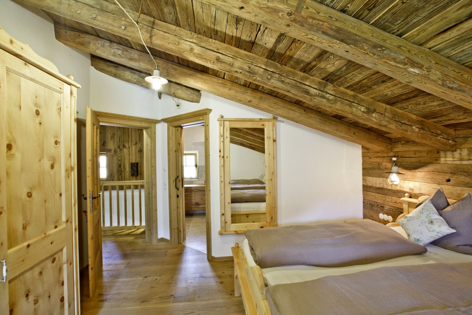 Schlafzimmer mit Blick zur Sauna auf der Martenalm