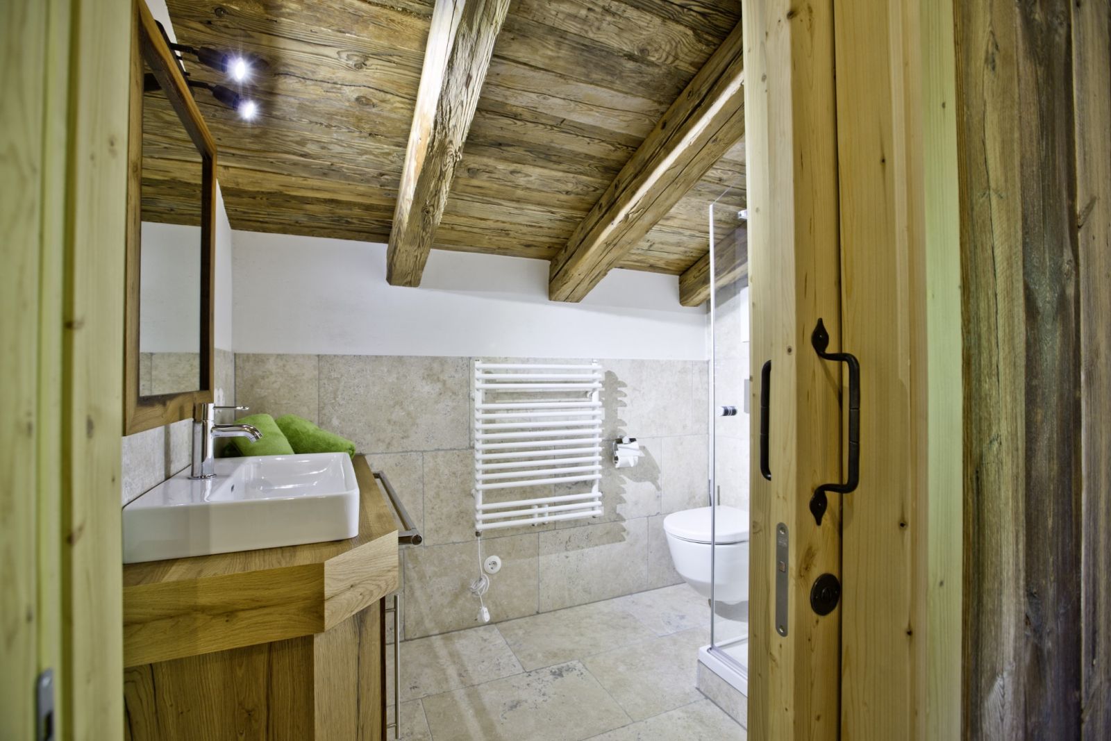 Bad mit Waschbecken und WC auf der Martenalm