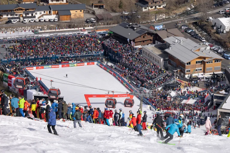 Zuschauertribüne beim alpinen Skirennen